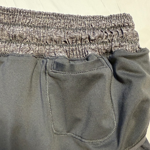 Lululemon Run Speed Shorts 4” Gray Black Stripe Size 6 Zip Pocket - Picture 8 of 10